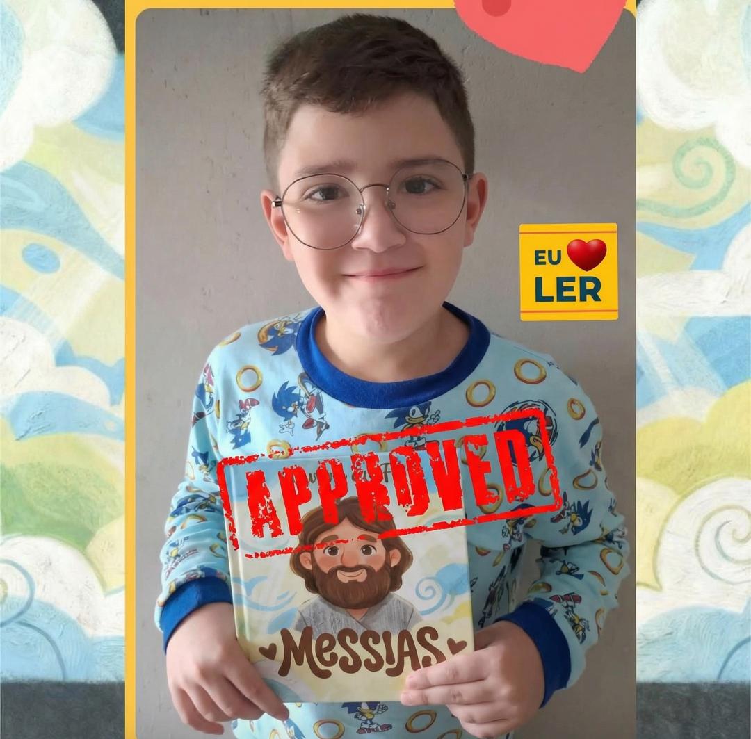 Criança com o livro aprovado